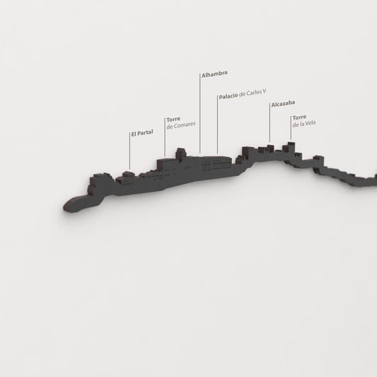 Detalle de la Alhambra en la silueta de madera del skyline de Granada.