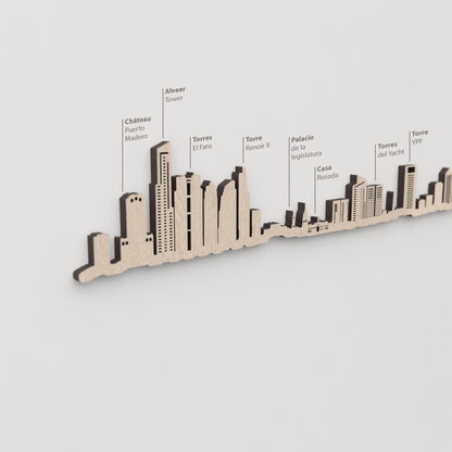 Primer plano de la Alvear Tower en la silueta de madera de Buenos Aires.
