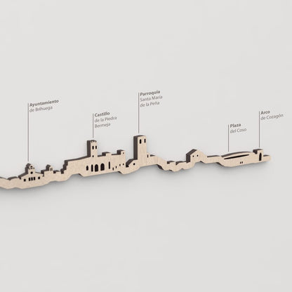 Primer plano del Arco de Cozagón en la silueta de madera de Brihuega.
