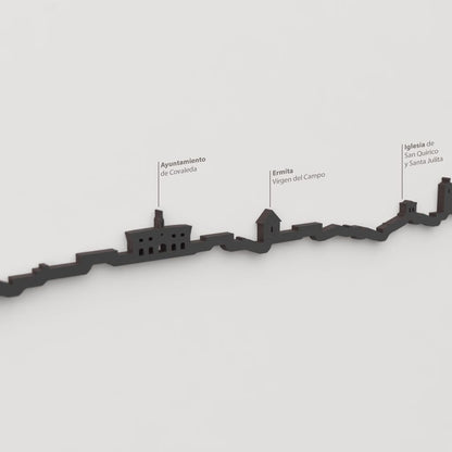 Detalle del Ayuntamiento de Covaleda en la silueta decorativa en madera negra.