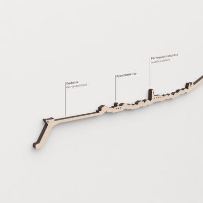 Skyline Navacerrada – primer plano del Ayuntamiento en madera natural.