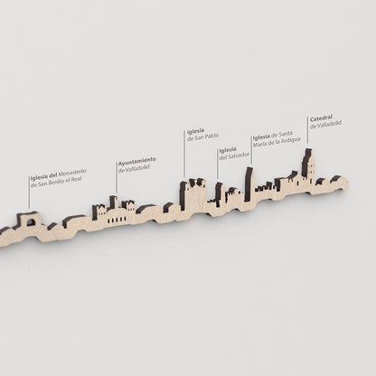 Skyline Valladolid – primer plano del Ayuntamiento de Valladolid en madera natural.