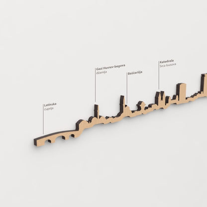 Skyline Sarajevo – detalle de Baščaršija en madera marrón.