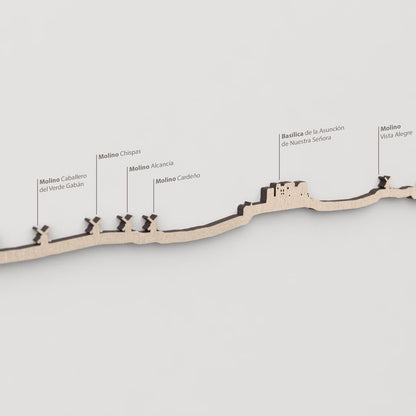 Primer plano de la Basílica de la Asunción de Nuestra Señora en la silueta de madera natural de Consuegra.