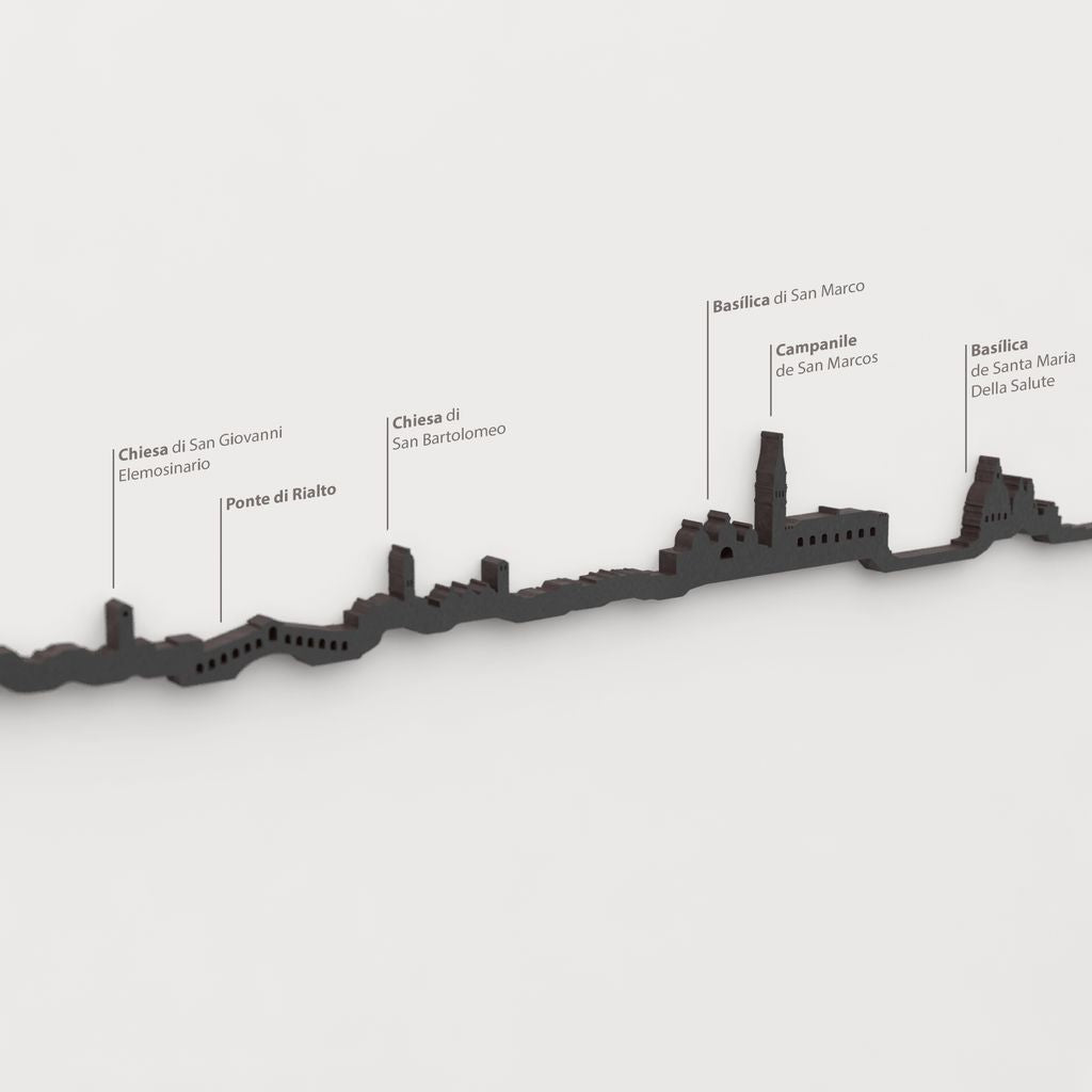 Detalle de la Basilica di San Marco en la silueta de madera del skyline de Venezia.