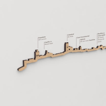 Skyline Ávila – detalle de la Basílica y casa natal de Santa Teresa de Jesús en madera marrón.