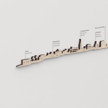 Skyline Alghero – primer plano de Bastioni Cristoforo Colombo en madera natural.
