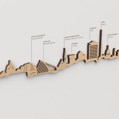 Detalle del Samuel Beckett Bridge en la silueta marrón del skyline de Dublín.