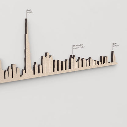 Primer plano del Burj Al Arab en la versión en madera natural del skyline de Dubái.