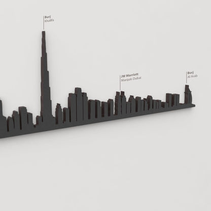 Detalle del rascacielos Burj Khalifa en la silueta skyline de Dubái en madera.