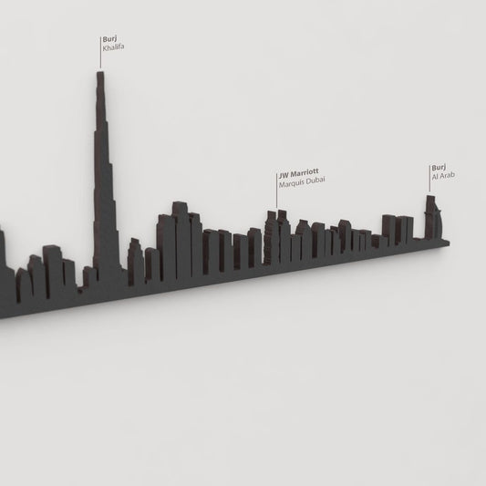 Detalle del rascacielos Burj Khalifa en la silueta skyline de Dubái en madera.