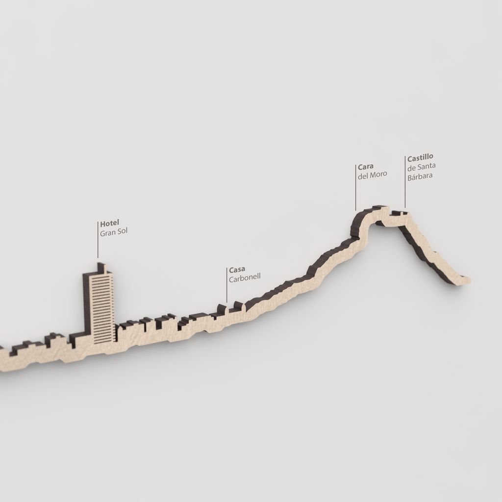 Primer plano de la Cara del Moro en la silueta de madera de Alicante.