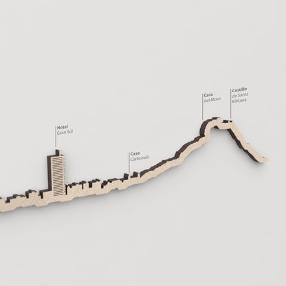 Primer plano de la Cara del Moro en la silueta de madera de Alicante.