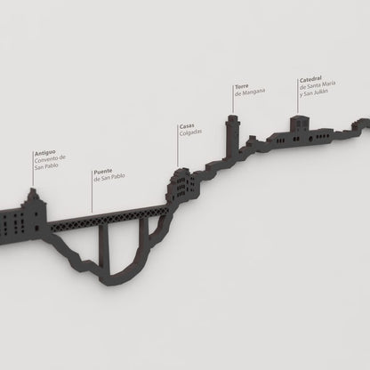 Detalle de las Casas Colgadas en la silueta en madera negra del skyline de Cuenca.