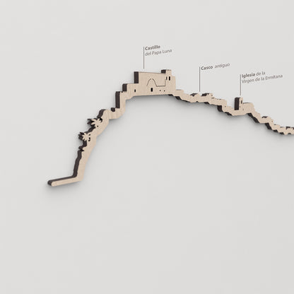 Skyline Peñíscola – primer plano del casco antiguo en madera natural.