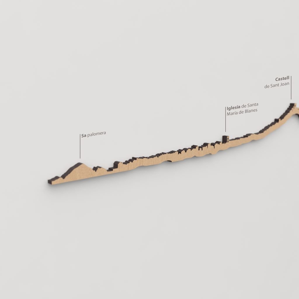 Skyline Blanes – detalle del Castell de Sant Joan en madera marrón.