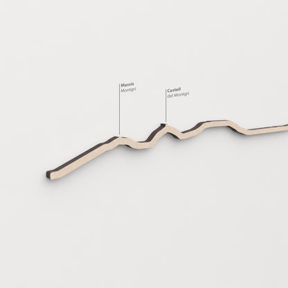 Skyline Massís del Montgrí – primer plano de Castell del Montgrí en madera natural.