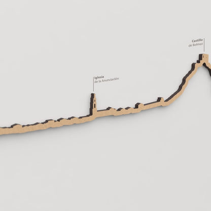 Skyline Belmez – detalle del Castillo de Belmez en madera marrón.