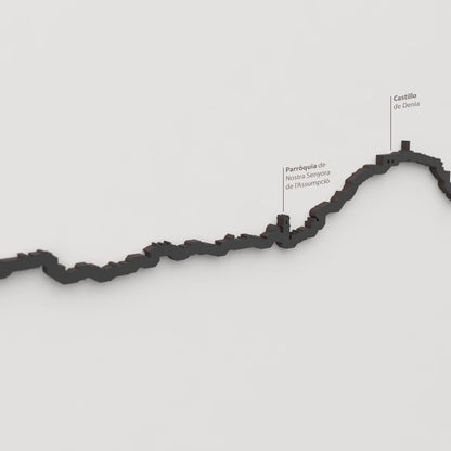 Detalle del Castillo de Dénia en la silueta en madera negra del skyline.