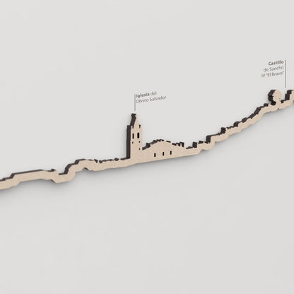 Skyline Cortegana – primer plano del Castillo de Sancho IV “El Bravo” en madera natural.