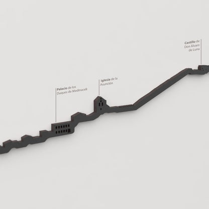Detalle del Castillo de Don Álvaro de Luna en la silueta de Cihuela en madera negra.
