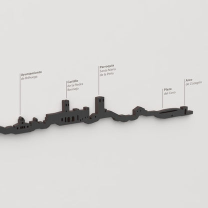 Detalle del Castillo de la Piedra Bermeja en la silueta de madera del skyline de Brihuega.