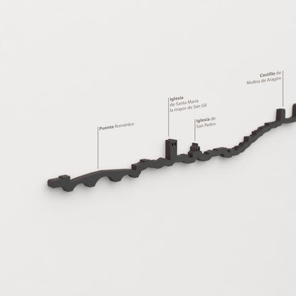 Detalle del Castillo de Molina de Aragón en la silueta de madera del skyline de la ciudad.