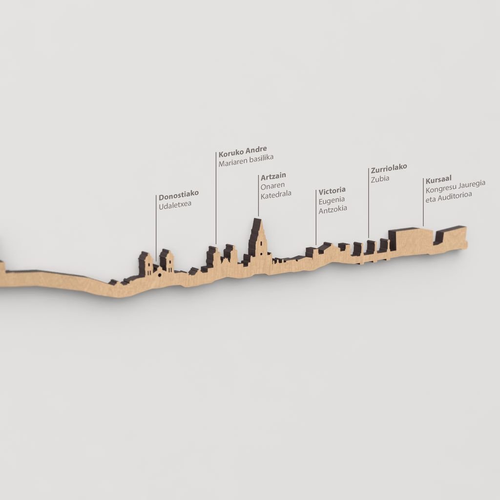 Primer plano de la Catedral del Buen Pastor (Artzain Onaren Katedrala) en la silueta de madera.
