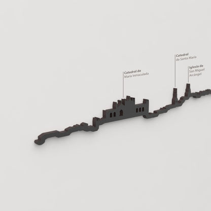 Detalle de la Catedral de María Inmaculada en la silueta negra de Vitoria.