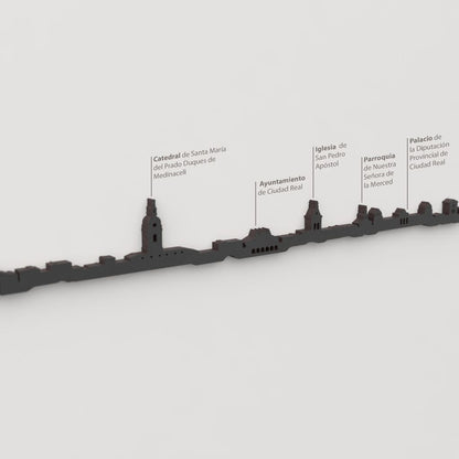 Detalle de la Catedral de Santa María del Prado en la silueta de Ciudad Real en madera negra.