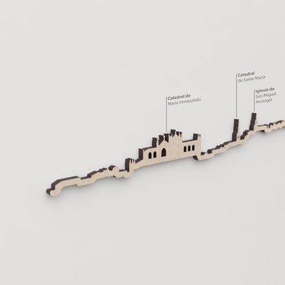 Primer plano de la Catedral de Santa María en la silueta de madera natural.