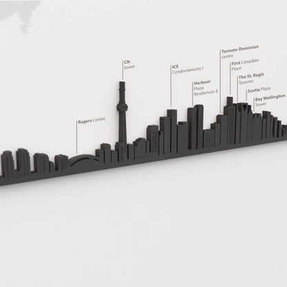 Detalle del CN Tower en la silueta de madera del skyline de Toronto.