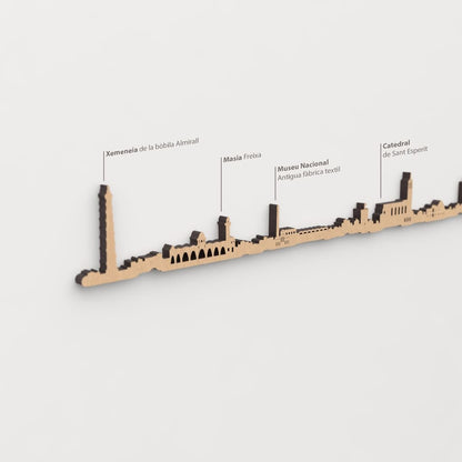 Vista detallada de la Xemeneia de la bòbila Almirall en el skyline de Terrassa color marrón.