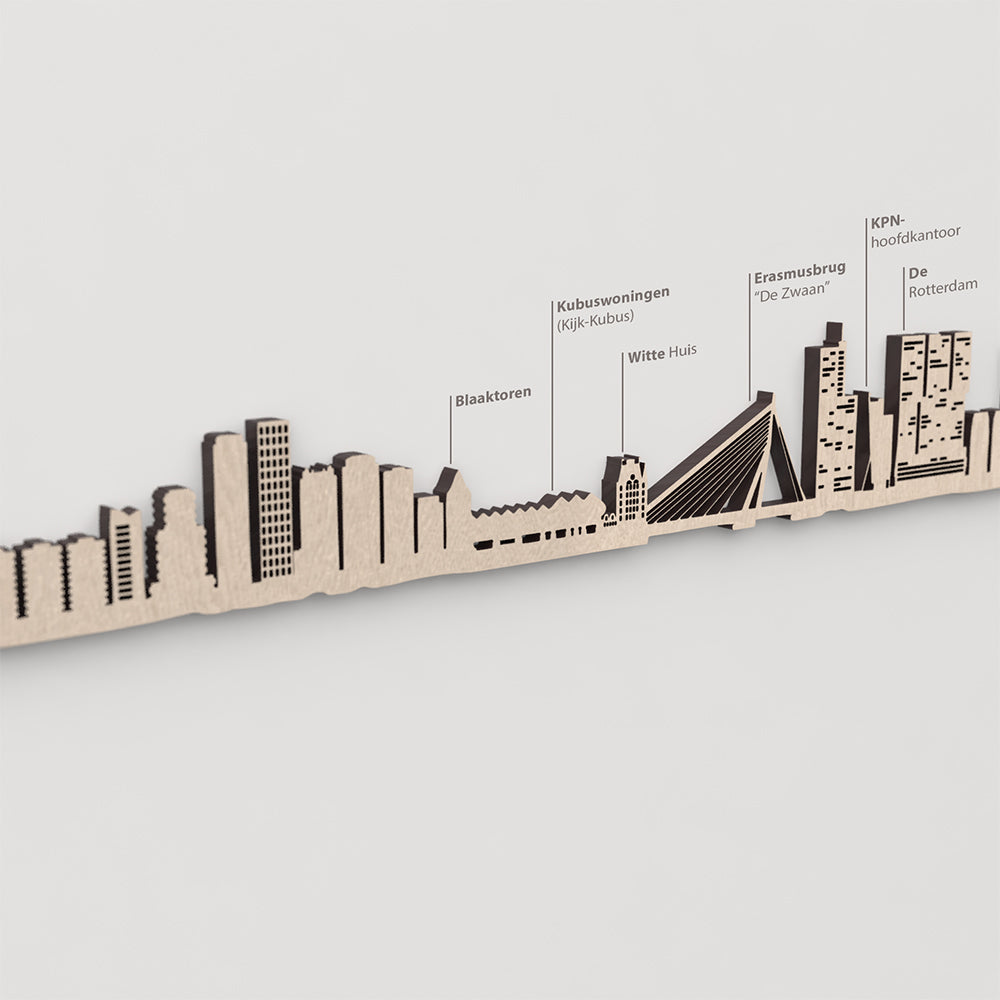 Primer plano del Erasmusbrug “De Zwaan” en la silueta de madera de Rotterdam.