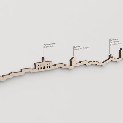 Primer plano de la Ermita de la Virgen del Campo en la silueta de madera de Covaleda.