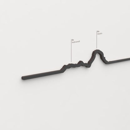 Detalle de Es Vedrà en la silueta de madera con acabado negro.