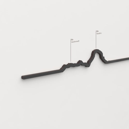 Detalle de Es Vedrà en la silueta de madera con acabado negro.