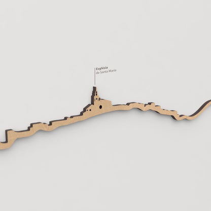 Vista detallada de la Església de Santa Maria en el skyline de Cadaqués color marrón.