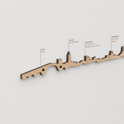 Vista detallada de la Església de la Mare de Déu del Carme en el skyline de Camprodon marrón.