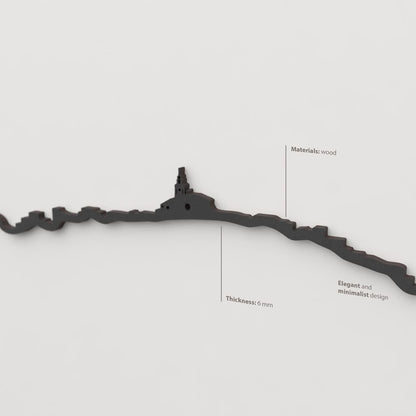 Detalle de la Església de Santa Maria en la silueta de madera del skyline de Cadaqués.