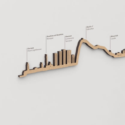 Vista detallada del Europa Point Lighthouse en el skyline de Gibraltar color marrón.