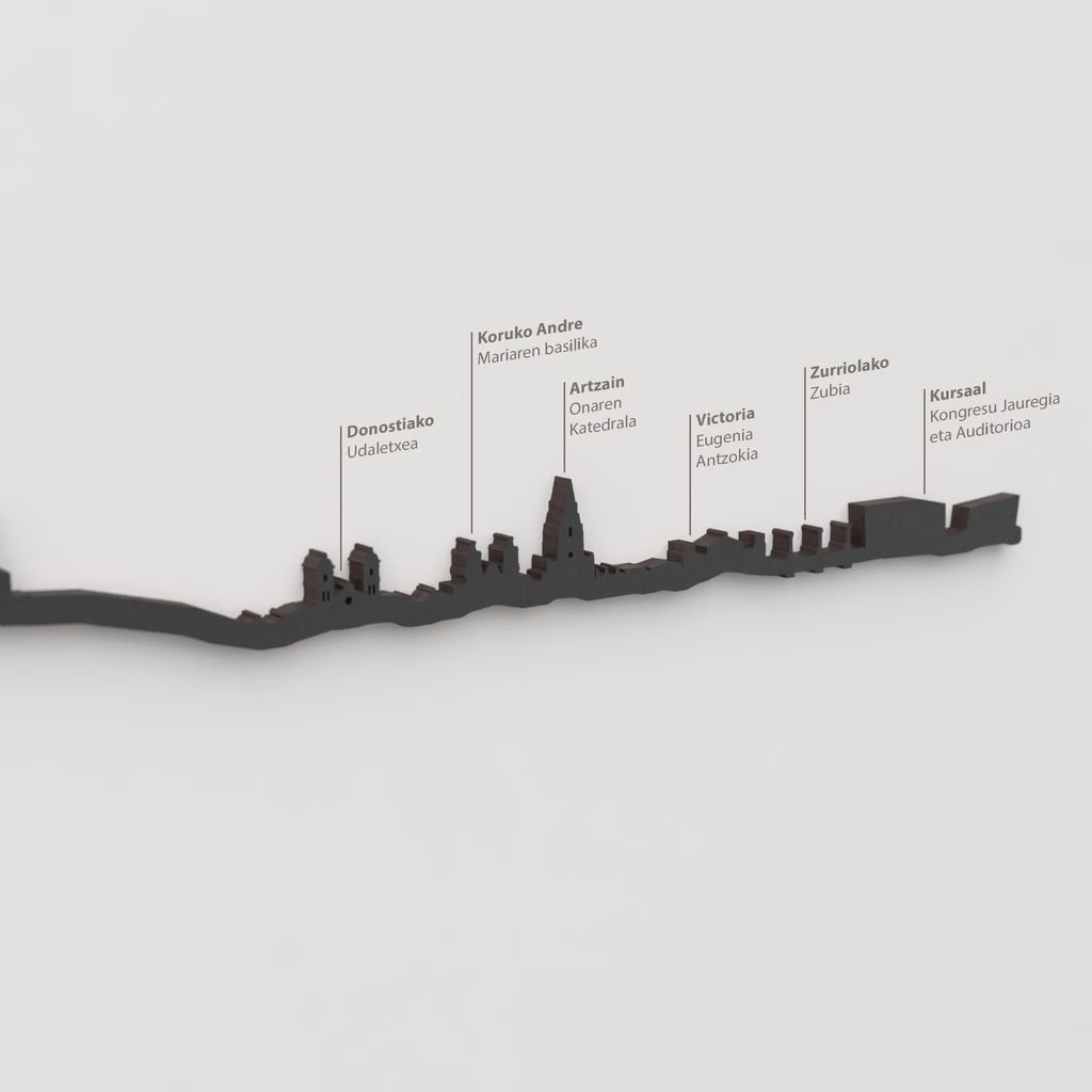 Detalle de Haizearen Orrazia (El Peine del Viento) en la silueta de madera de Donostia.