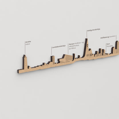 Skyline Reikiavik – detalle de Harpa tónlistar og ráðstefnuhús en madera marrón.