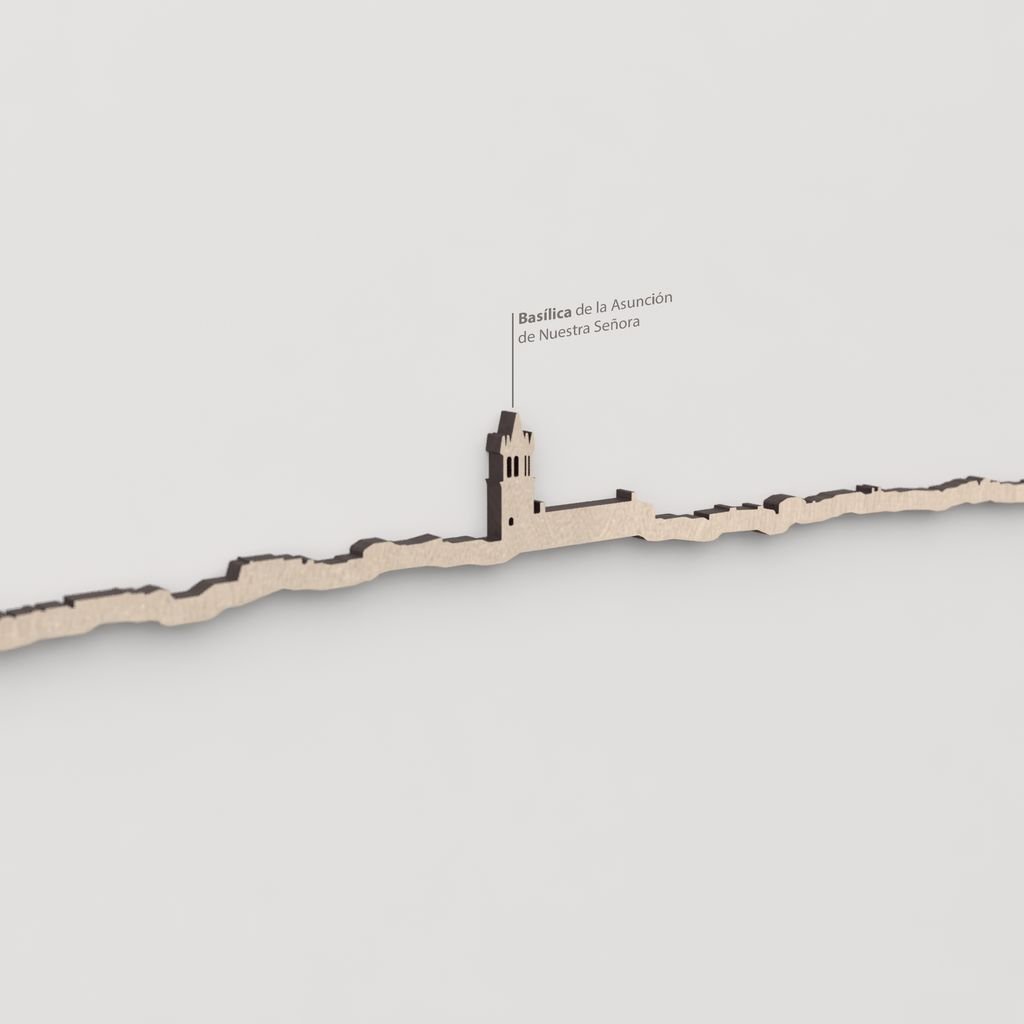 Primer plano de la Basílica de la Asunción en la silueta de madera natural de Colmenar Viejo.