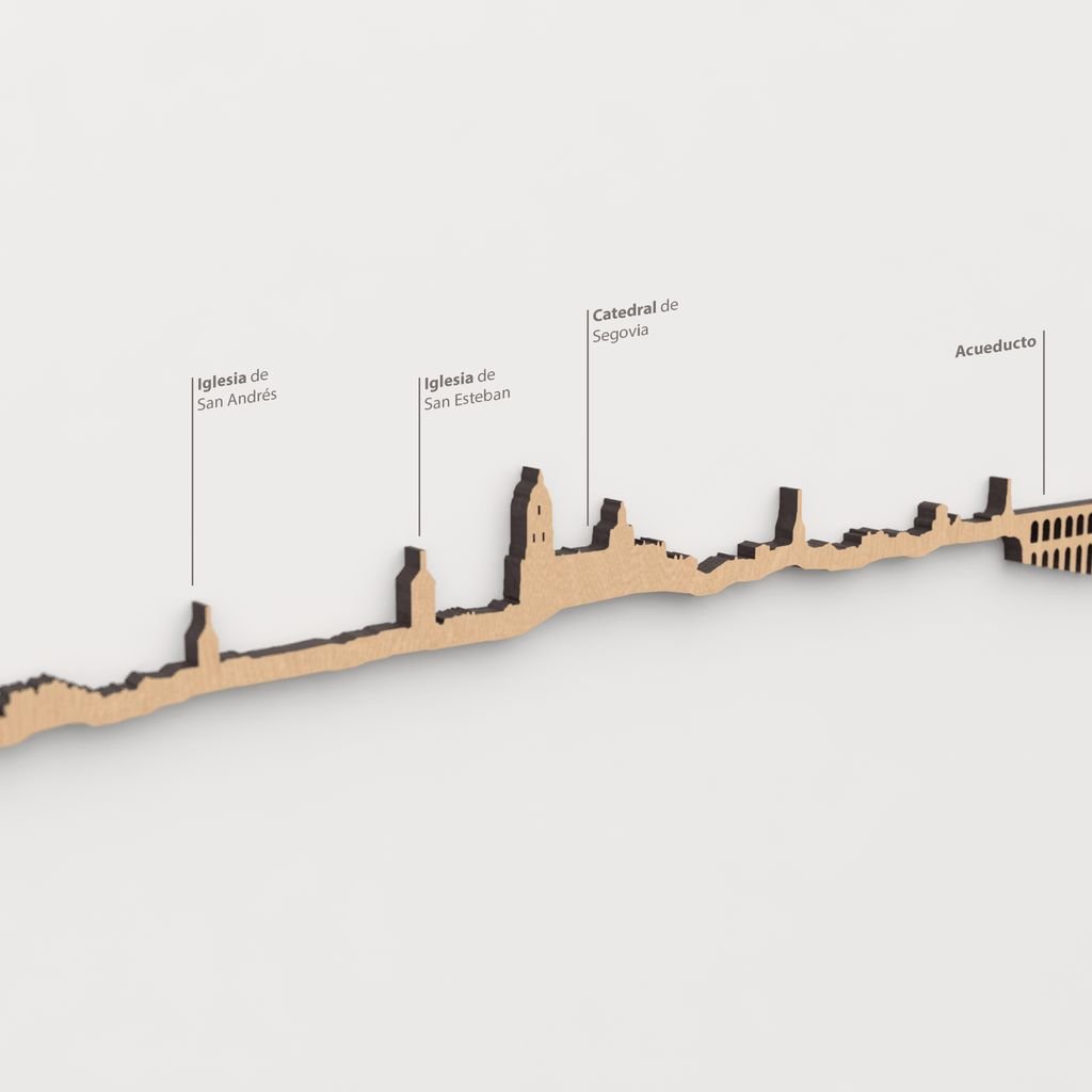 Vista detallada de la Iglesia de San Esteban en el skyline de Segovia color marrón.