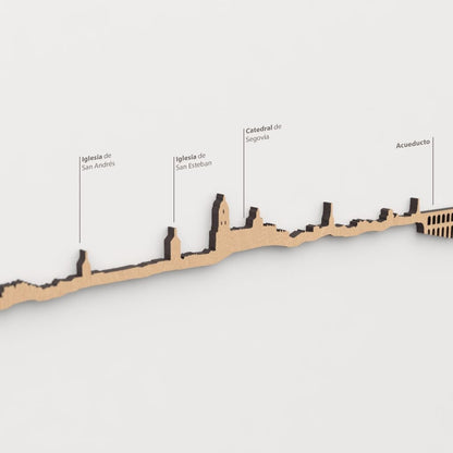 Vista detallada de la Iglesia de San Esteban en el skyline de Segovia color marrón.