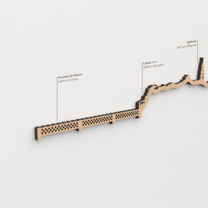 Skyline Fraga – detalle de la Iglesia de San Miguel en madera marrón.