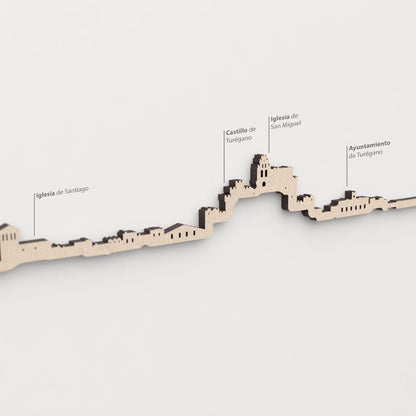 Primer plano de la Iglesia de San Miguel en la silueta de madera de Turégano.