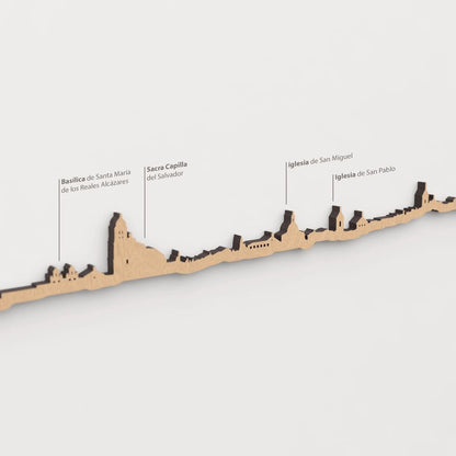 Vista detallada de la Iglesia de San Miguel en el skyline de Úbeda color marrón.