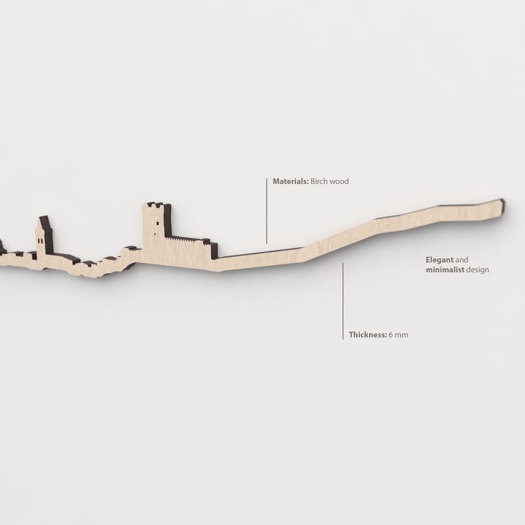 Primer plano de la Iglesia de Santa María en la silueta de madera de Villena.